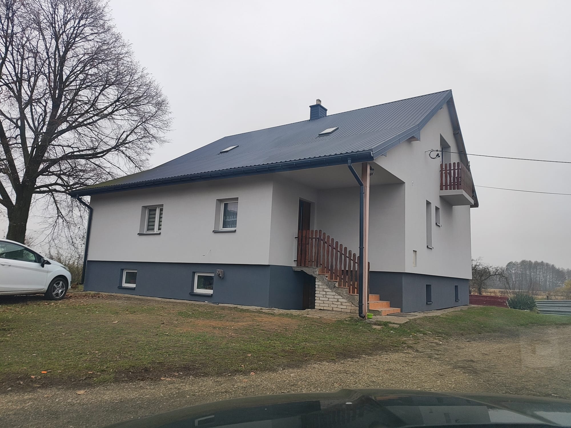 Dom po ociepleniu – elewacja niebiesko-szara