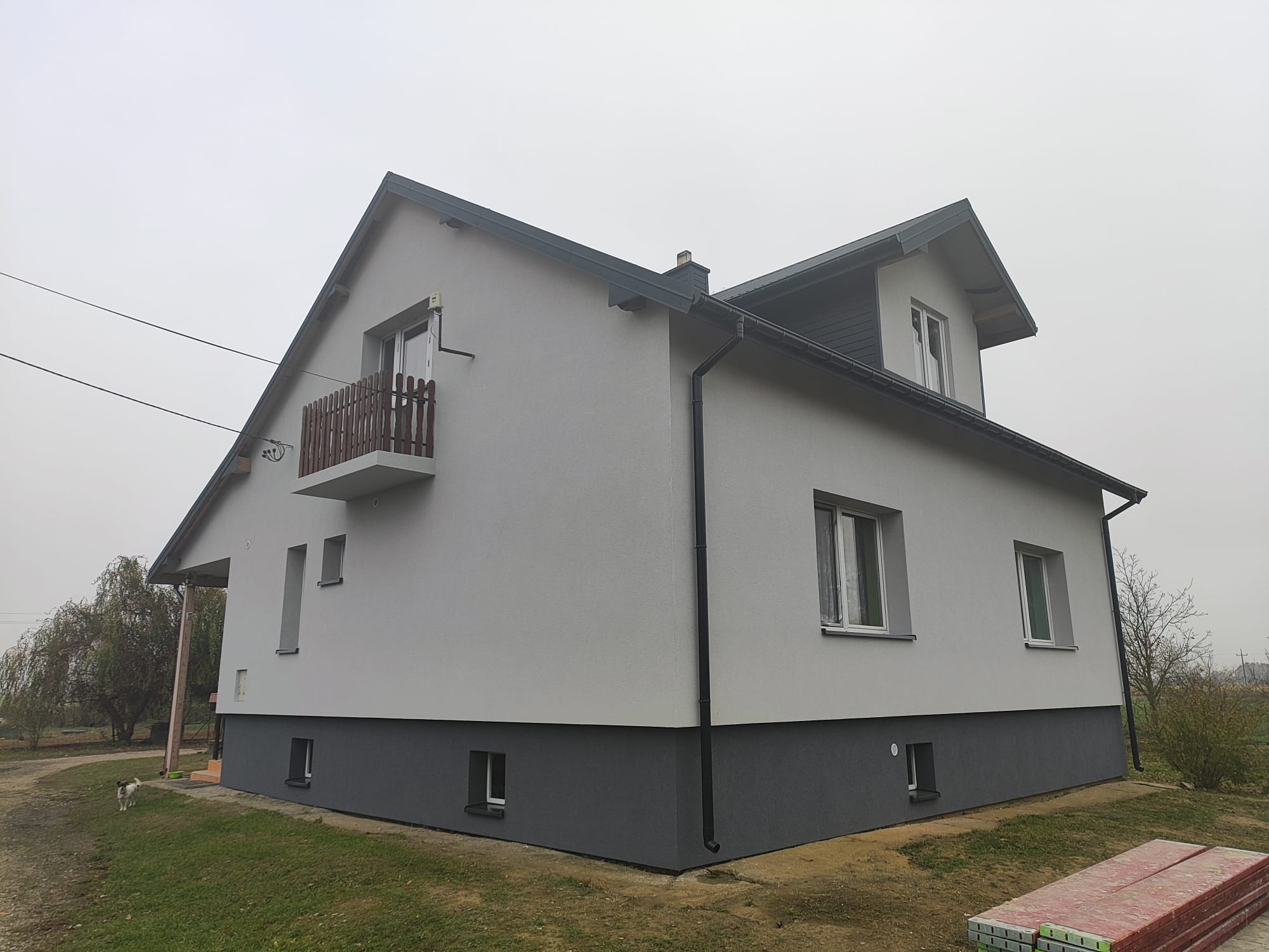 Dom po ociepleniu – szara elewacja